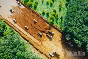 [Ảnh] Tăng tốc thi công cao tốc Dầu Giây-Tân Phú
