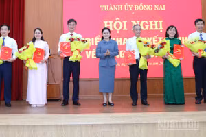 Đồng chí Tôn Ngọc Hạnh, Ủy viên Trung ương Đảng, Phó Bí thư Thường trực Thành ủy, Chủ tịch Hội đồng nhân dân thành phố Đồng Nai trao quyết định cho các cán bộ.
