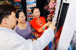 Giám đốc Sở Y tế Đồng Nai Đỗ Thị Nguyên (giữa), cùng đại biểu trải nghiệm hệ thống nhận diện sinh trắc học ở Bệnh viện đa khoa Đồng Nai.