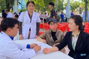 Bác sĩ Bệnh viện Đa khoa Đồng Nai khám bệnh cho người dân.