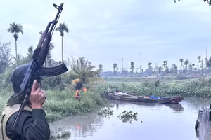 Công an thành phố Đồng Nai triệt phá một tụ điểm khai thác cát trái phép trên sông Đồng Nai.