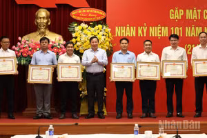Phó Bí thư Thường trực Thành ủy, Chủ tịch Hội đồng nhân dân thành phố Đồng Nai Nguyễn Văn Út trao Bằng khen cho 7 cá nhân có thành tích xuất sắc trong việc tuyên truyền thành lập thành phố Đồng Nai.