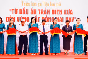 Các đại biểu cắt băng khai mạc triển lãm Từ dấu ấn Trấn Biên xưa đến vùng đất Đồng Nai nay.