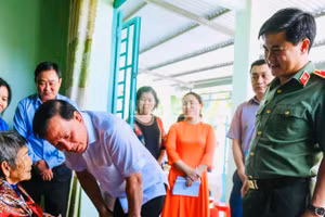 Đoàn lãnh đạo thành phố Đồng Nai thăm Mẹ Việt Nam Anh hùng Hồ Thị Vàng, phường Tân Triều.