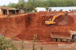 Các ngành chức năng tỉnh Đồng Nai đang lên phương án di dời 8 hộ dân nằm chênh vênh bên vực do quá trình thi công nâng cấp, mở rộng dự án đường ĐT 753.