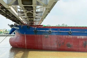 Hiện trường tàu tông vào cầu Ghềnh.