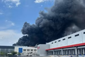 Vụ cháy với khói bốc cao hàng chục m.