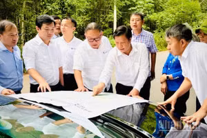 Phó Chủ tịch Thường trực Ủy ban nhân dân thành phố Đồng Nai Nguyễn Kim Long cùng đại diện lãnh đạo các sở, ngành khảo sát, tìm giải pháp tháo gỡ khó khăn cho dự án trên địa bàn.