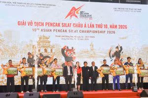 Ban tổ chức tặng quà lưu niệm các đội tham gia giải.