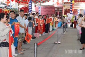 Người dân đến tham quan Di tích chùa Ông sáng 1/2.