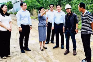 Lãnh đạo Đảng ủy, Ủy ban nhân dân phường Long Thành khảo sát khu vực đường hư hỏng do việc xe vận chuyển vật liệu các dự án trọng điểm.