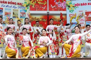 Một tiết mục văn nghệ do các diễn viên, nghệ sĩ Nhà hát Nghệ thuật Đồng Nai biểu diễn.