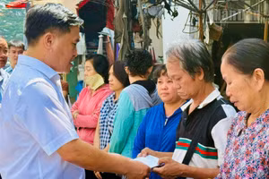 Đồng chí Hồ Văn Nam, Ủy viên Ban Thường vụ Thành ủy, Bí thư Đảng ủy, Chủ tịch Hội đồng nhân dân phường Trấn Biên động viên tiểu thương bị thiệt hại do vụ cháy.