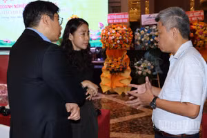 Trưởng Thuế tỉnh Đồng Nai Nguyễn Toàn Thắng (bên phải) trao đổi với doanh nghiệp liên quan đến chính sách thuế.