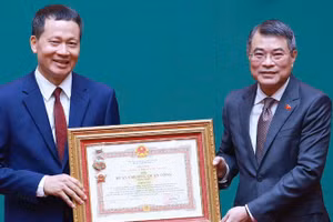 Thủ tướng Chính phủ Lê Minh Hưng trao Huân chương Quân công hạng Nhất của Chủ tịch nước tặng đồng chí Vũ Hồng Văn.