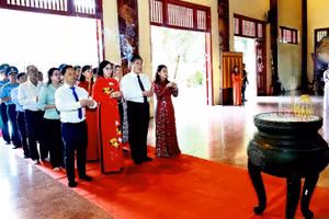 Lãnh đạo thành phố Đồng Nai và đại biểu dâng hương Chủ tịch Hồ Chí Minh và các bậc tiền nhân tại Văn miếu Trấn Biên.