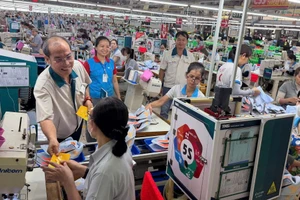 Ban lãnh đạo Công đoàn Công ty TKG TaeKwang Vina lì xì tặng công nhân trong ngày trở lại làm việc đầu tiên sau đợt nghỉ Tết.