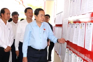Chủ tịch Quốc hội Trần Thanh Mẫn kiểm tra công tác bầu cử tại phường Tân Triều.