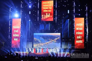 Một tiết mục nghệ thuật do các nghệ sĩ Nhà hát Nghệ thuật Đồng Nai biểu diễn trong chương trình Đồng Nai dòng chảy lịch sử, khát vọng tương lai.