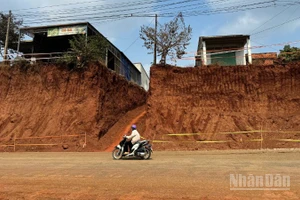 Hiện trường nhà người dân nằm chênh vênh bên vực sâu do quá trình hạ cốt nền thực hiện dự án nâng cấp, mở rộng đường ĐT 753. Theo ghi nhận chiều 4/3, việc thi công tại khu vực này đã được tạm dừng.