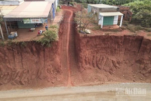 Quá trình thực hiện Dự án nâng cấp, mở rộng đường ĐT753, khiến 8 nhà dân chênh vênh bên "bờ vực" ở xã Tân Lợi.