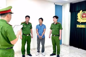 Lực lượng Cơ quan Cảnh sát điều tra Công an tỉnh Đồng Nai thi hành quyết định khởi tố, bắt tạm giam Hồ Văn Kha.