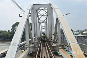 Lực lượng chức năng thực địa hiện trường cầu Ghềnh trên sông Đồng Nai.