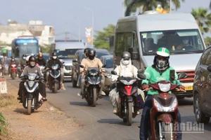 Dòng xe đông đúc trên Quốc lộ 1 qua địa bàn tỉnh Đồng Nai trong ngày 22/2.