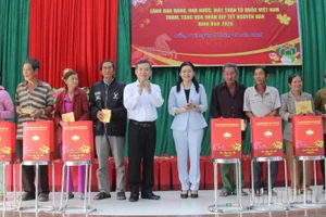 Đồng chí Lê Minh Trí, Ủy viên Bộ Chính trị, Bí thư Trung ương Đảng, Trưởng Ban Nội chính Trung ương cùng đồng chí Tôn Ngọc Hạnh, Ủy viên Trung ương Đảng, Phó Bí thư Thường trực Tỉnh ủy, Chủ tịch Hội đồng nhân dân tỉnh Đồng Nai trao quà Tết cho người dân.