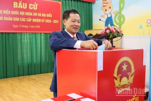 Đồng chí Vũ Hồng Văn, Ủy viên Trung ương Đảng, Bí thư Tỉnh ủy, Trưởng Đoàn đại biểu Quốc hội tỉnh Đồng Nai bỏ phiếu bầu cử tại phường Trấn Biên.