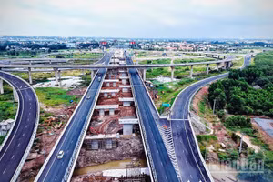 Hiện trạng dự án mở rộng cao tốc Thành phố Hồ Chí Minh-Long Thành, khu vực nút giao Long Thành kết nối trực tiếp với sân bay Long Thành.