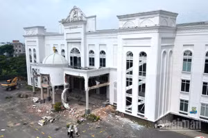 Khu A với quy mô 5 tầng, diện tích 3.500m2 hoàn thành, đưa vào sử dụng nhiều năm qua tổ chức các sự kiện, tiệc cưới. Hiện, chủ đầu tư đang tự tháo dỡ công trình xây trái phép.
