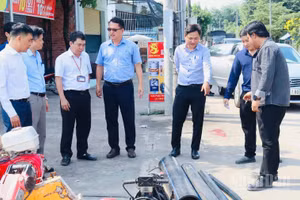 Lãnh đạo xã An Viễn kiểm tra việc chuẩn bị thi công dự án lắp đặt tuyến ống cấp nước sạch trên địa bàn ấp An Phú.