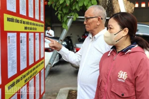 Cử tri tỉnh Đồng Nai nghiên cứu tiểu sử các ứng cử viên đại biểu Quốc hội khóa XVI và hội đồng nhân dân các cấp nhiệm kỳ 2026-2031 tại điểm niêm yết phường Trảng Dài.