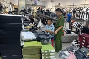Lực lượng Phòng Cảnh sát kinh tế Công an thành phố Đồng Nai và Chi Cục quản lý thị trường Đồng Nai kiểm tra cửa hàng liên quan đến vụ án.