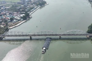 [Ảnh] Khẩn trương khắc phục hậu quả sà lan đâm cầu Ghềnh