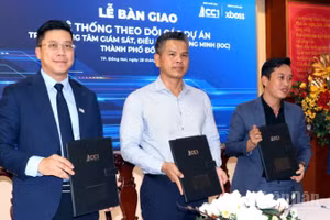 Lãnh đạo Sở Xây dựng thành phố Đồng Nai và Tổng Công ty Xây dựng số 1 thực hiện bàn giao phần mềm thông minh quản lý tiến độ dự án giao thông.
