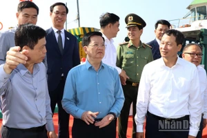 Phó Thủ tướng Chính phủ Mai Văn Chính cùng Bí thư Tỉnh ủy Đồng Nai Vũ Hồng Văn và các đại biểu tham dự lễ động thổ dự án cầu Cát Lái.