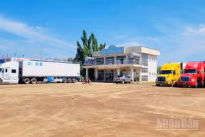 Khu vực trước bến xe Dầu Giây đã được khắc phục, số phương tiện đậu, đỗ đã giảm. Ảnh chụp lúc 10 giờ ngày 7/5.