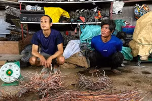 Hai đối tượng Trần Ngọc Huân (bên trái) Lê Thành Nguyên cùng tang vật.