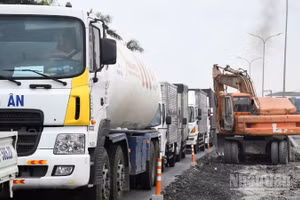 Đơn vị thi công sửa chữa Quốc lộ 51 đoạn qua địa bàn phường Phước Tân.