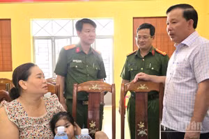 Phó Bí thư Thành ủy, Chủ tịch Ủy ban nhân dân thành phố Đồng Nai Nguyễn Văn Út thăm hỏi hành khách đi trên xe ô-tô trong vụ tai nạn.