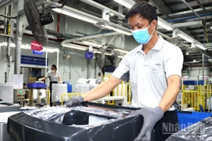 Công nhân trong giờ làm việc tại một nhà máy ở Khu công nghiệp Biên Hòa 2, tỉnh Đồng Nai.