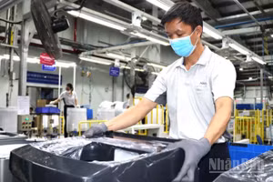 Công nhân trong giờ làm việc tại một nhà máy ở Khu công nghiệp Biên Hòa 2, tỉnh Đồng Nai.