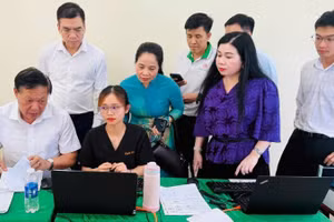 Thứ trưởng Y tế Đỗ Xuân Tuyên và lãnh đạo Sở Y tế Đồng Nai kiểm tra việc tổ chức khám sức khỏe miễn phí toàn dân tại phường Trị An.