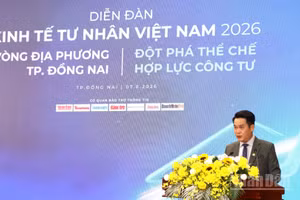 Chủ tịch Hội Doanh nhân trẻ Việt Nam Đặng Hồng Anh phát biểu khai mạc Phiên đối thoại địa phương tại Đồng Nai của Diễn đàn Kinh tế tư nhân Việt Nam 2026.