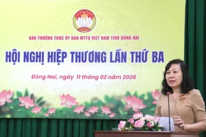 Đồng chí Huỳnh Thị Hằng, Phó Bí thư Tỉnh ủy, Chủ tịch Ủy ban Mặt trận Tổ quốc Việt Nam tỉnh Đồng Nai phát biểu tại hội nghị.