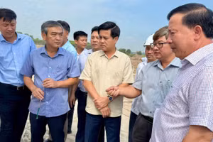 Chủ tịch Ủy ban nhân dân tỉnh Đồng Nai Nguyễn Văn Út và Thiếu tướng Nguyễn Đức Hải, Giám đốc Công an tỉnh Đồng Nai kiểm tra tại dự án đường 25C.