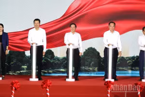 Các đồng chí lãnh đạo thành phố Đồng Nai thực hiện nghi thức khởi công xây dựng dự án nhà ở xã hội cho thuê Long Bình.
