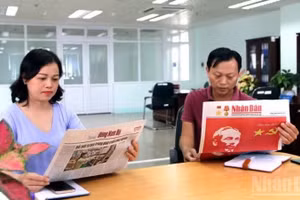 Cán bộ ở Đồng Nai đọc Báo Nhân Dân.